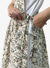 Load image into Gallery viewer, Cotton Flower Apron