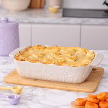 Load image into Gallery viewer, Mason Cash In the Meadow Rectangular Baker Medium (10" x 7") Cream