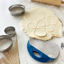 Load image into Gallery viewer, Double Sided Biscuit Cutter Set
