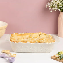 Load image into Gallery viewer, Mason Cash In the Meadow Rectangular Baker Medium (10" x 7") Cream
