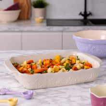 Load image into Gallery viewer, Mason Cash In the Meadow Rectangular Baker Large (9" x 13") Cream
