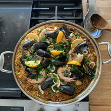 Load image into Gallery viewer, Heritage Steel Titanium Series 13.5" Paella Pan with Lid [Online Only]
